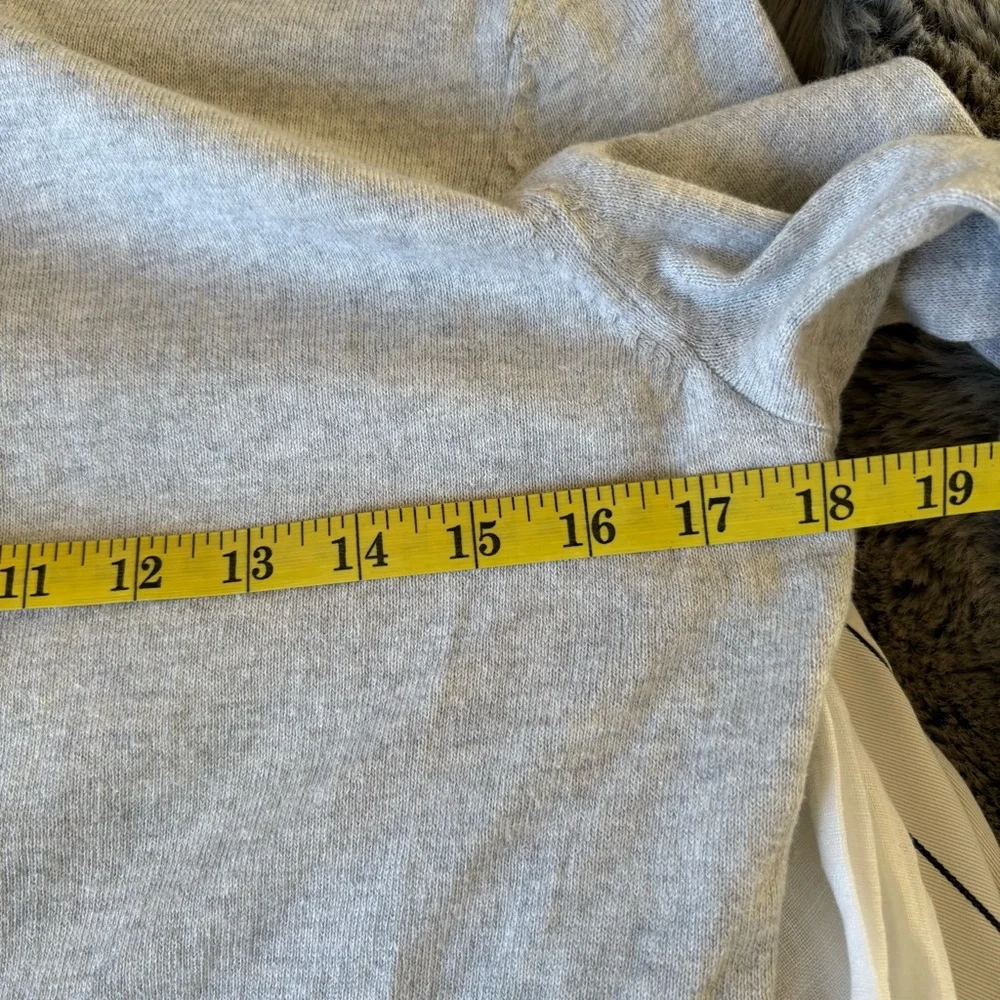 Gap Crewneck Grey Cardigan Button Cotton M Academia Career Office Teacher Soft - Picture 7 of 8